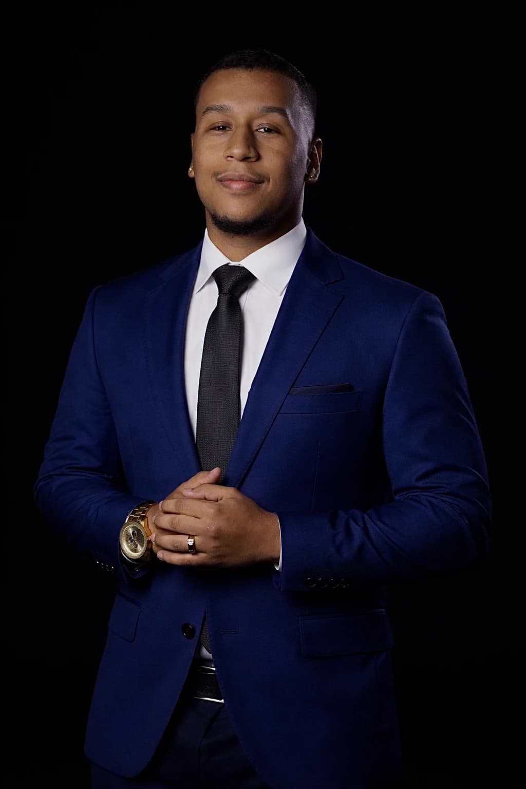 Advogado Caio Santana em retrato profissional com fundo escuro